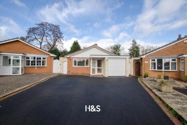 2 bed property, in Moorlands Drive, £424,950