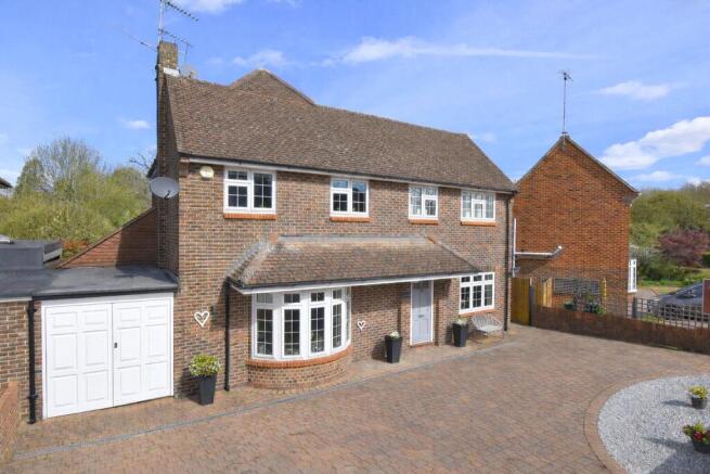 4 bed property, in Evelyn Way, £1,375,000