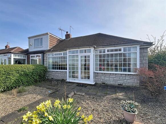 2 bed property, in Thearne Lane, £135,000