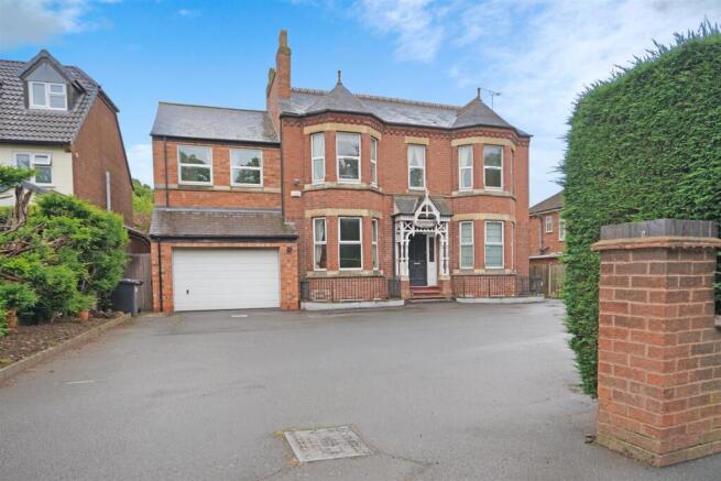 6 bed property, in Tachbrook Road, £850,000