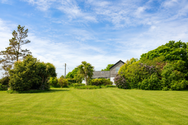 5 bed property, in Groeslon Ceirchiog, £895,000