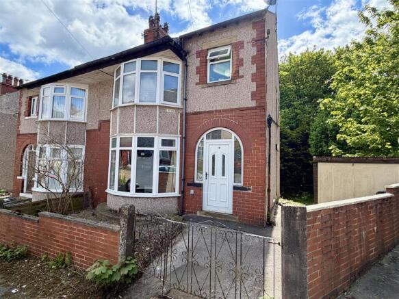 2 bed property, in Rothwell Drive, £210,000