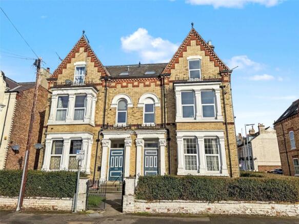 2 bed property, in Trinity Road, £95,000