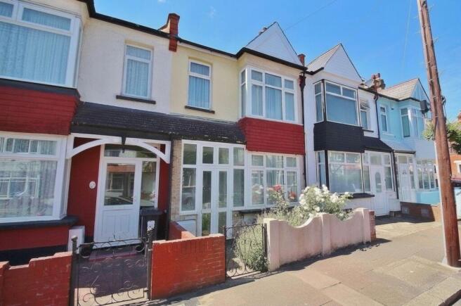 3 bed property, in Hartham Road, £565,000