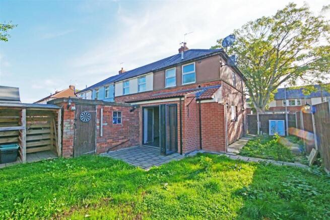2 bed property, in Burlington Avenue, £210,000