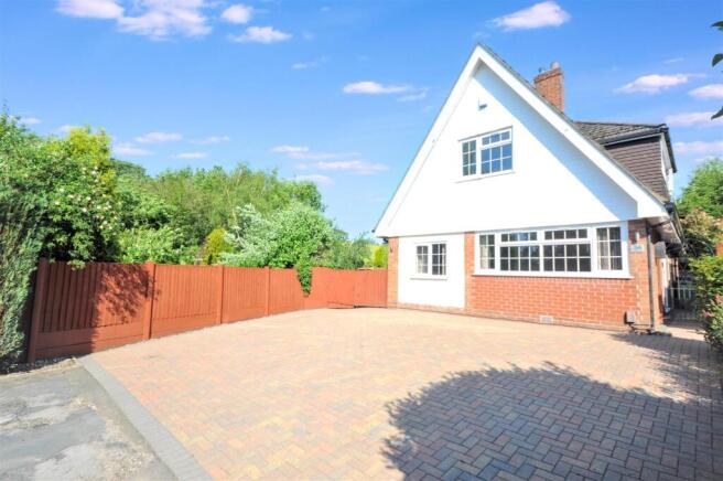 4 bed property, in Bracken Close, £380,000
