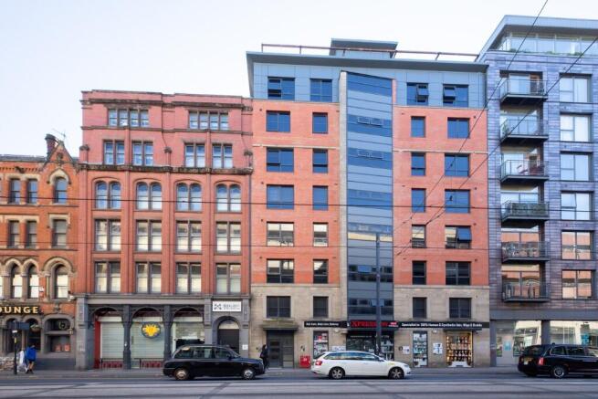 1 bed property, in High Street, £126,000