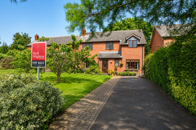 5 bed property, in The Criftins, £375,000
