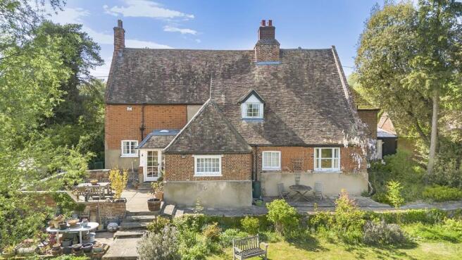 5 bed property, in Manor Farm, £900,000
