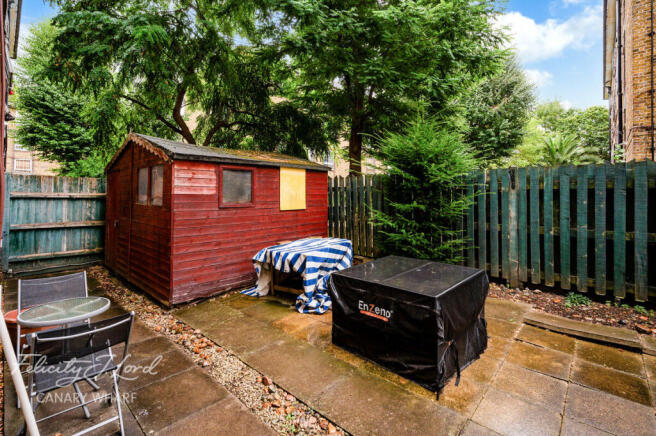 2 bed property, in Triton House, £325,000