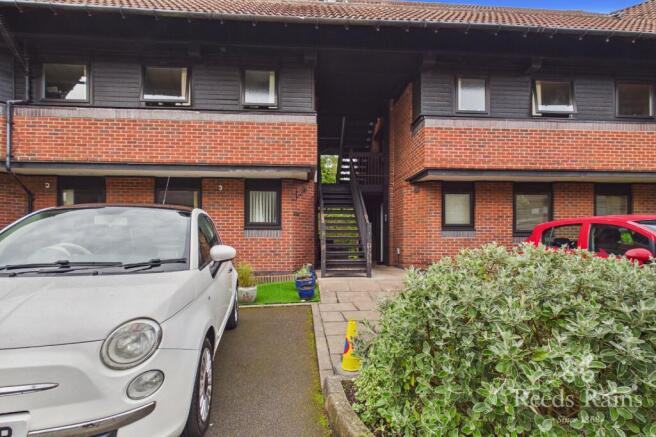 2 bed property, in Hamnett Court, £90,000