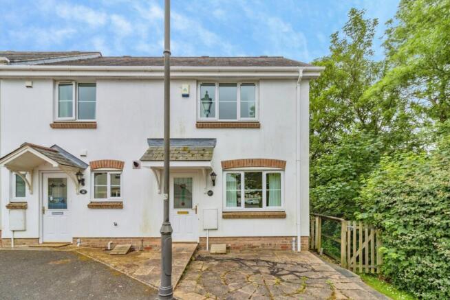 2 bed property, in Knights Mead, £230,000