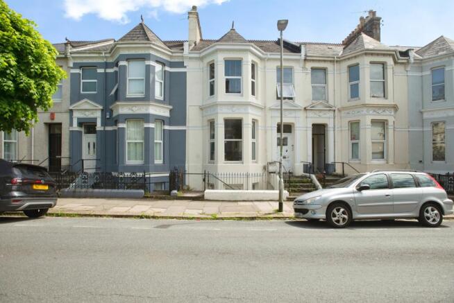 1 bed property, in Salisbury Road, £125,000