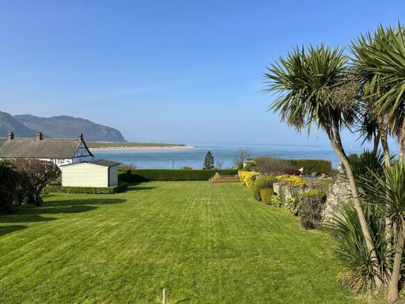 2 bed property, in SANDBANKS, £599,950
