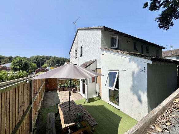 2 bed property, in Meadowsweet Road, £240,000