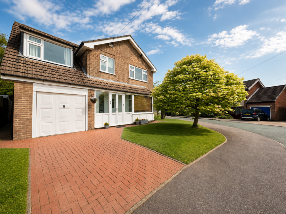 4 bed property, in Hollingworth Drive, £550,000