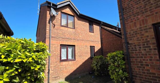 2 bed property, in 8 Oakley Close, £150,000