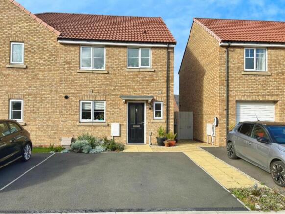 3 bed property, in Gatekeeper Close, £290,000
