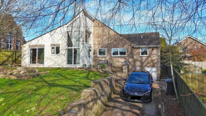 5 bed property, in Boxbush Road, £450,000