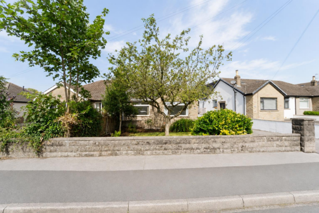 2 bed property, in Manor Road, £250,000