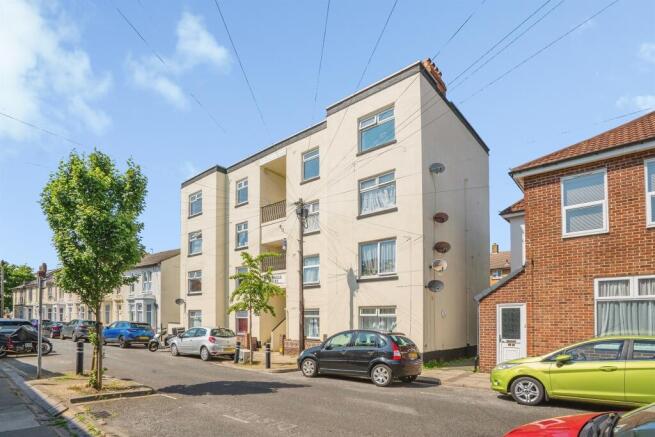 2 bed property, in Winstanley Road, £110,000