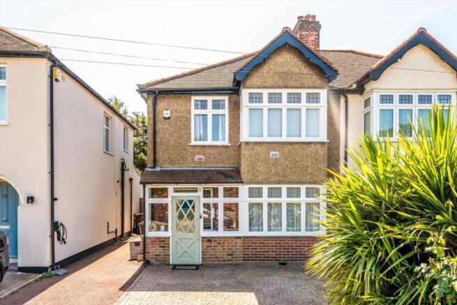 3 bed property, in Chestnut Grove, £699,950