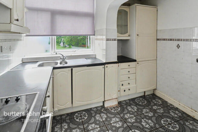 2 bed property, in Newbridge Crescent, £110,000