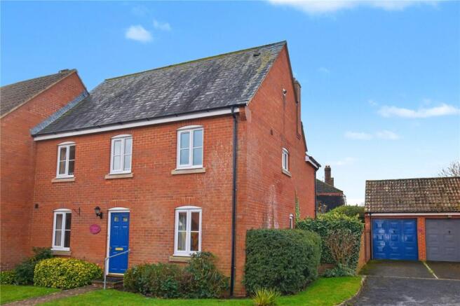 3 bed property, in Chapel Close, £375,000