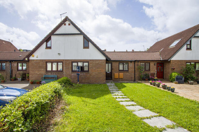 3 bed property, in Beaumont Court, £295,000