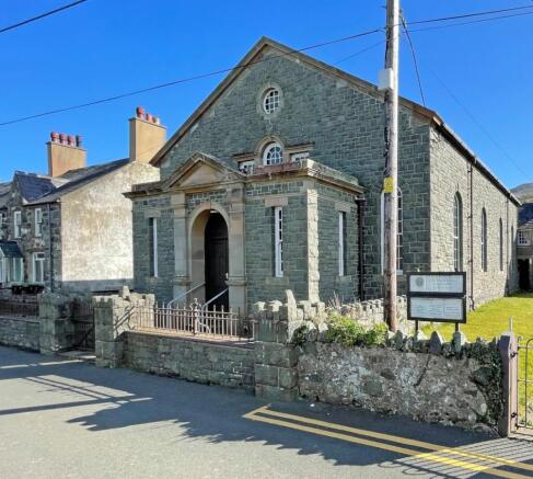 Studio, in TY Capel Ebeneser, £32,000