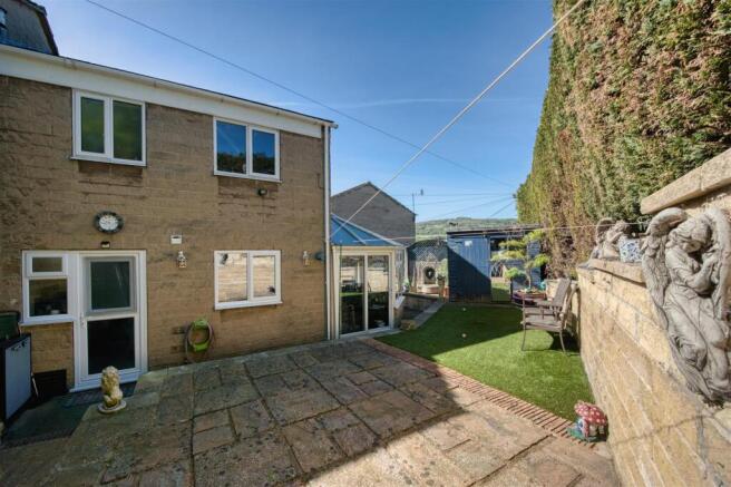 2 bed property, in Old Lime Court, £210,000