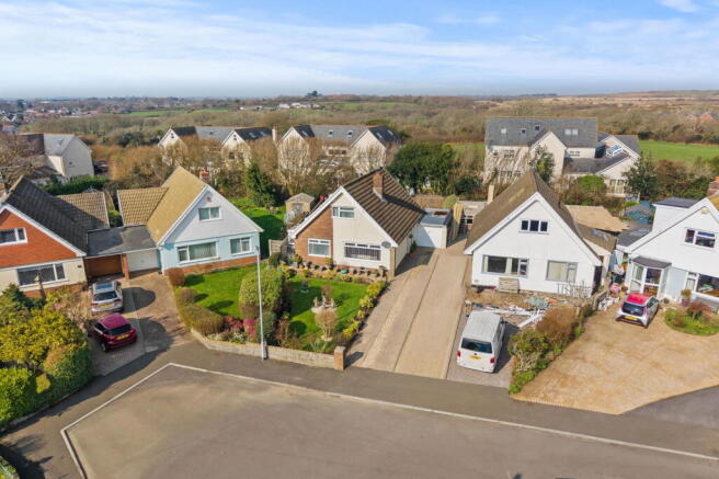 2 bed property, in Highpool Close, £450,000