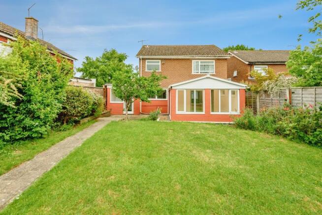 3 bed property, in Montfort Rise, £600,000