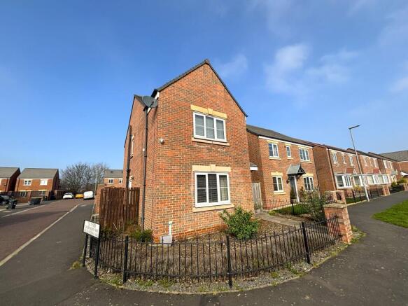 3 bed property, in Sandringham Way, £215,000