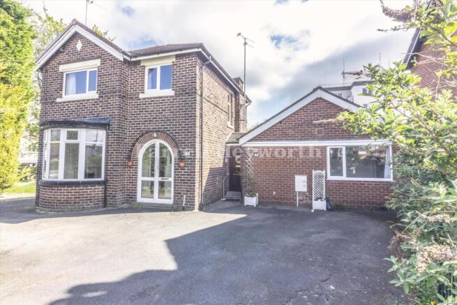 4 bed property, in Preston Road, £425,000
