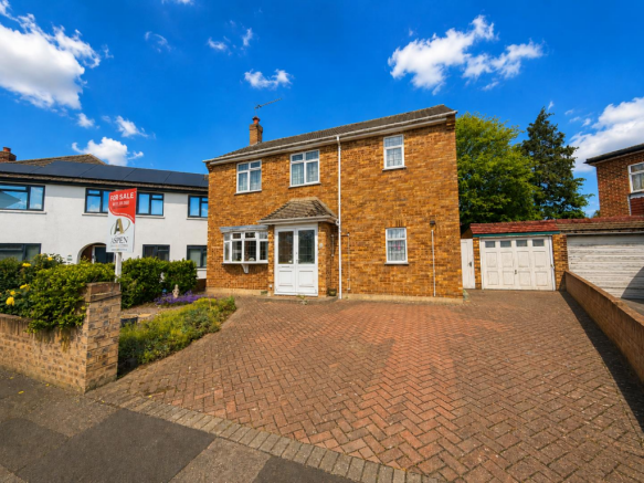4 bed property, in Chestnut Close, £650,000