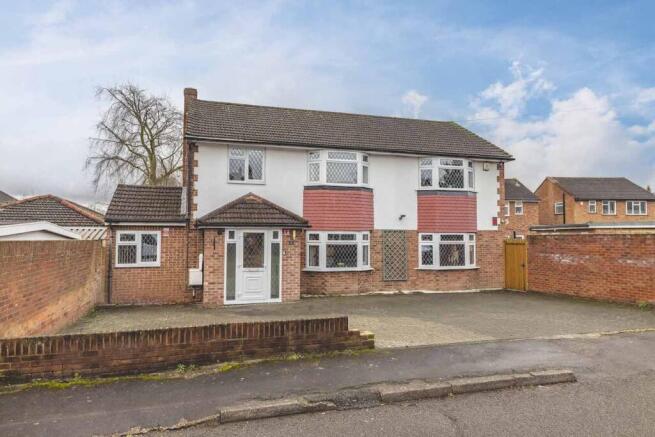 4 bed property, in The Close, £850,000