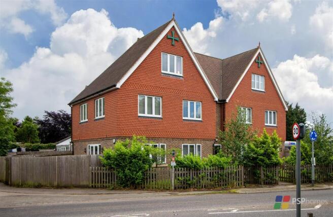 1 bed property, in Cuckfield Road, £220,000