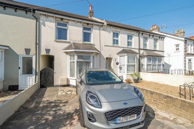 2 bed property, in Chichester Road, £270,000