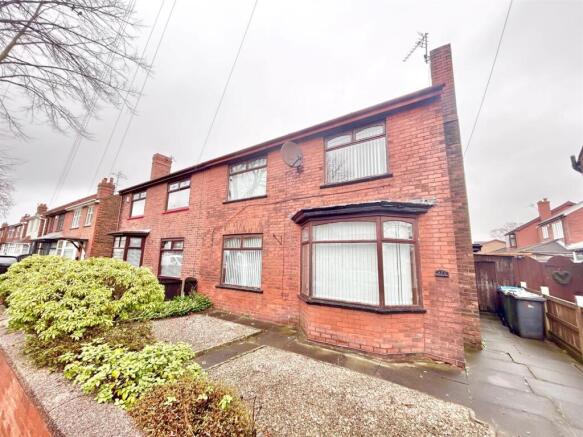 3 bed property, in Holden Road, £199,950