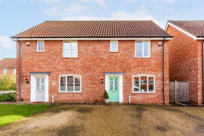 3 bed property, in Jeckells Road, £240,000