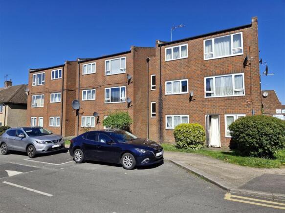 1 bed property, in Sefton Avenue, £195,000