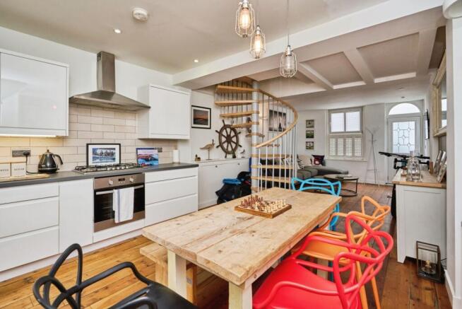 2 bed property, in Sun Hill, £340,000