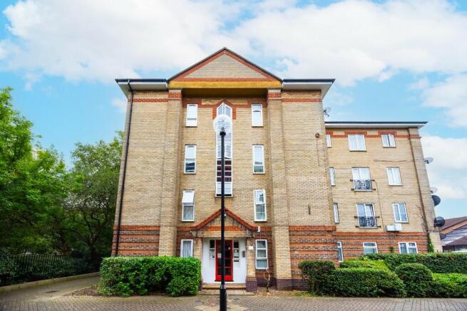 2 bed property, in Hallywell Crescent, £230,000
