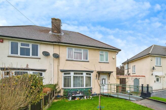 3 bed property, in Pasture Avenue, £180,000
