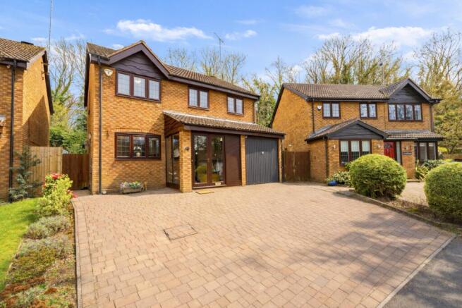 4 bed property, in Hunters Oak, £625,000