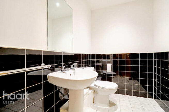 2 bed property, in Wellington Street, £325,000