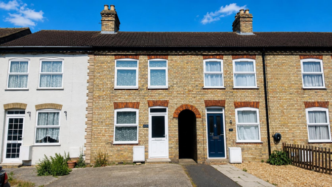2 bed property, in New Road, £150,000