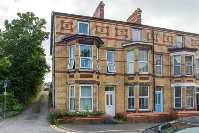 5 bed property, in Princes Road, £255,000