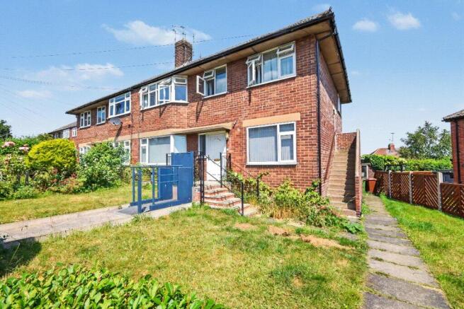 2 bed property, in Queens Drive, £100,000